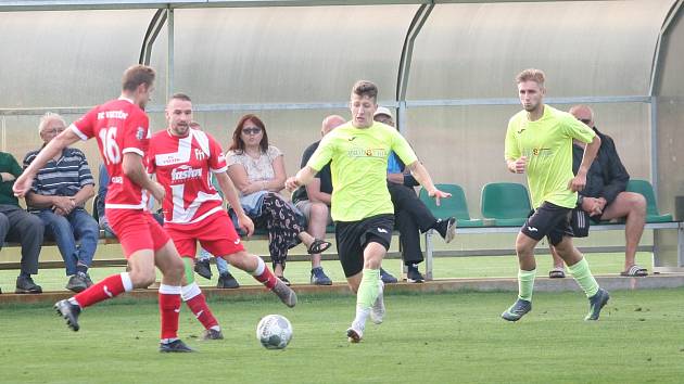 Divizní fotbalisté Skaštic (v zeleném) po pěti zápasech bez porážky v sobotu nečekaně doma narazili, podlehli Novým Sadům.