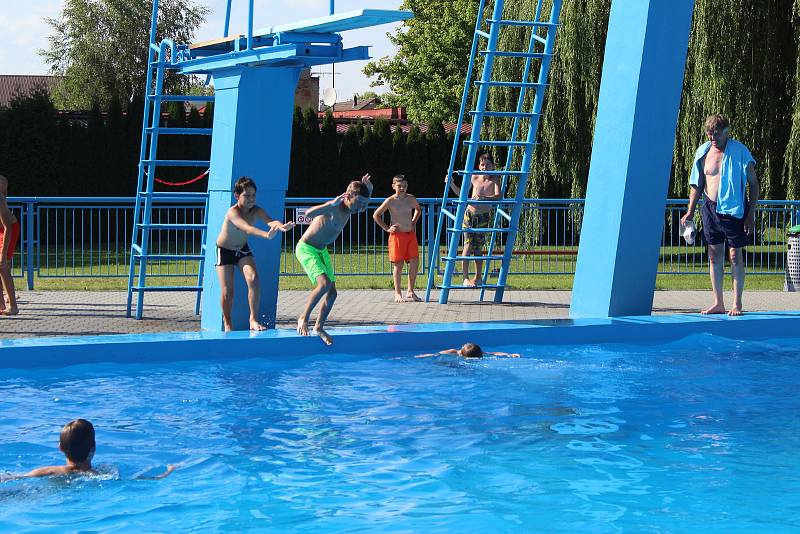 Přestože začátku sezony počasí úplně nepřálo, v úterý i ve středu se na hulínské koupaliště přišlo svlažit asi sedm stovek návštěvníků.