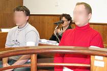 Před Okresním soudem Kroměříž pokračovalo jedání s dvojicí mužů, kteří v květnu loňského roku u Kostelan okradli a jeden z nich i znásilnil čtyřicetiletou­ ženu