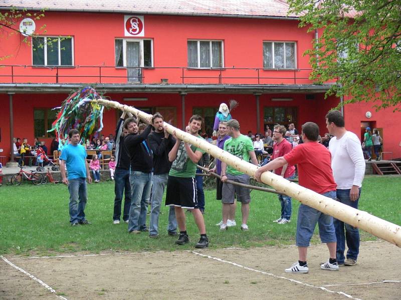 Pentlemi zdobená májka stojí od sobotního podvečera v Morkovicích na sokolské zahradě. Májku členové Tělocvičné jednoty Sokol postavili už po sedmnácté.