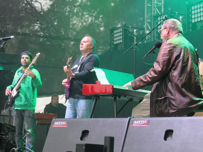 V areálu Holešovského zámku se o víkendu odehrál už čtvrtý ročník Holešovské regaty. Letos poprvé jakou dvoudenní festival. Kromě hudebních hvězd, nechyběla ani netradiční plavidla, přejezd vodní lávky na kole a spousta atrakcí pro děti.