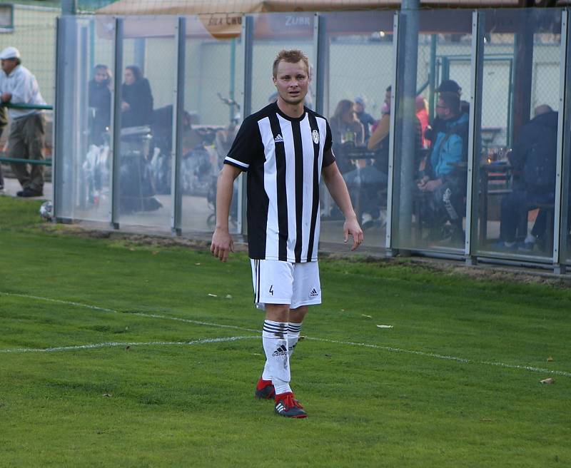 Fotbalisté Holešova (bílo-černé dresy) v derby nestačili na Skaštice 0:3.