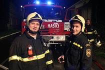 Adam Fuksa (na snímku vlevo) pracuje na krajském ředitelství hasičského záchranného sboru, je i dobrovolníkem v Kroměříži. 