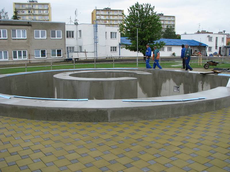 Rekonstrukce koupaliště v Chropyni je těsně před dokončením. Otevřeno by mělo být 20. 7. 2008.