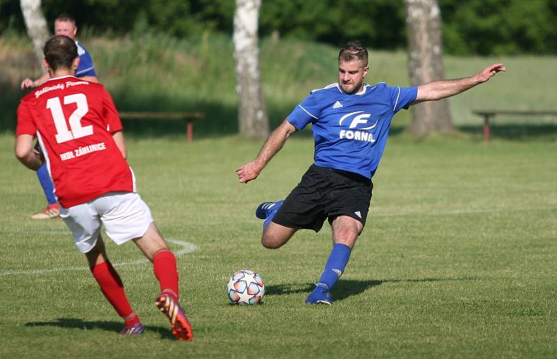 Fotbalisté Záhlinic (v červeném), druhý celek okresního přeboru OFS Kroměříž, doma ve 25. kole rozdrtil poslední Lutopecny 10:1. Již po půlhodině přitom favorit vedl o pět gólů.