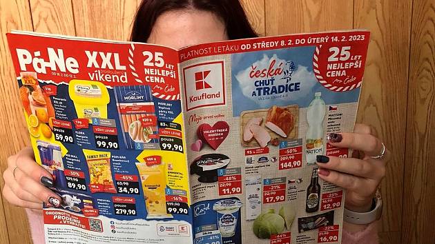 Třiadvacetiletá Natálie z Kroměříže nakupuje podle slevových akcí v reklamních letácích.