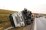 Dopravní nehoda u Bezměrova, v prostoru nájezdu na dálnici D1 došlo k havárii nákladní soupravy a k převrácení návěsu i tahače zn. Iveco.