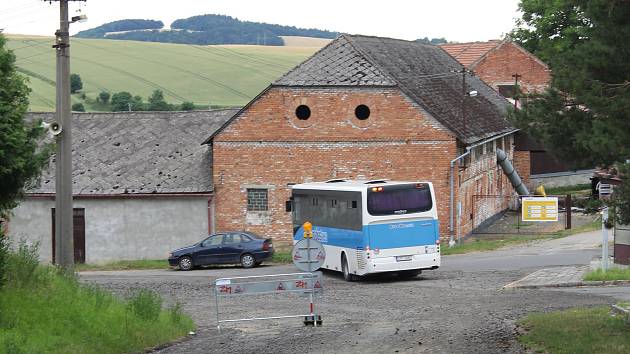 Dopravní komplikace mohou řidiči očekávat ve Chvalnově - Lískách až do konce října. Momentálně je uzavřená cesta z Lísek do Litenčic, po jejím dokončení se uzavírka přemístí ve směru na Chvalnov.