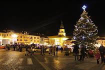 Během první prosincové středy se vánoční strom konečně rozsvítil také na kroměřížském Velkém náměstí.