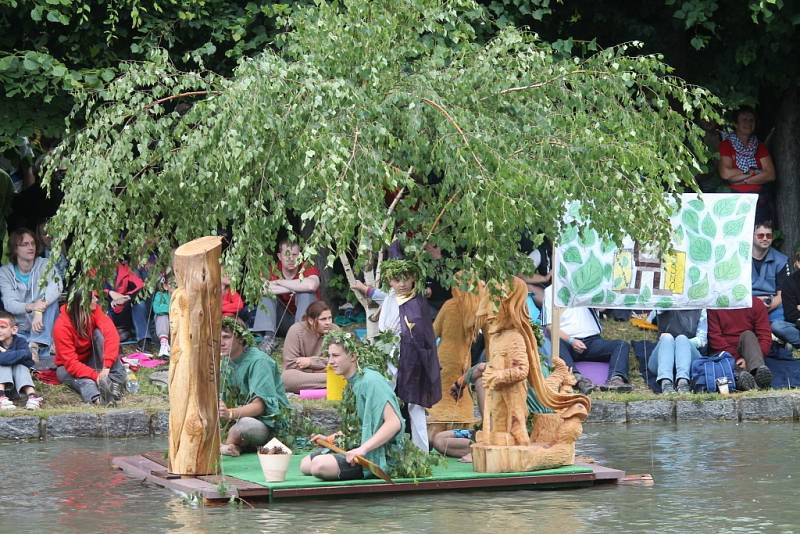 V areálu Holešovského zámku se o víkendu odehrál už čtvrtý ročník Holešovské regaty. Letos poprvé jakou dvoudenní festival. Kromě hudebních hvězd, nechyběla ani netradiční plavidla, přejezd vodní lávky na kole a spousta atrakcí pro děti.