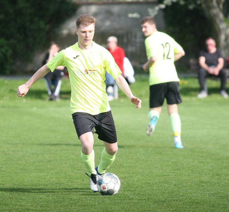 Divizní fotbalisté Skaštic (ve žlutém) v sobotním 20. kole skupiny E doma podlehli vysoko Přerovu 0:5.