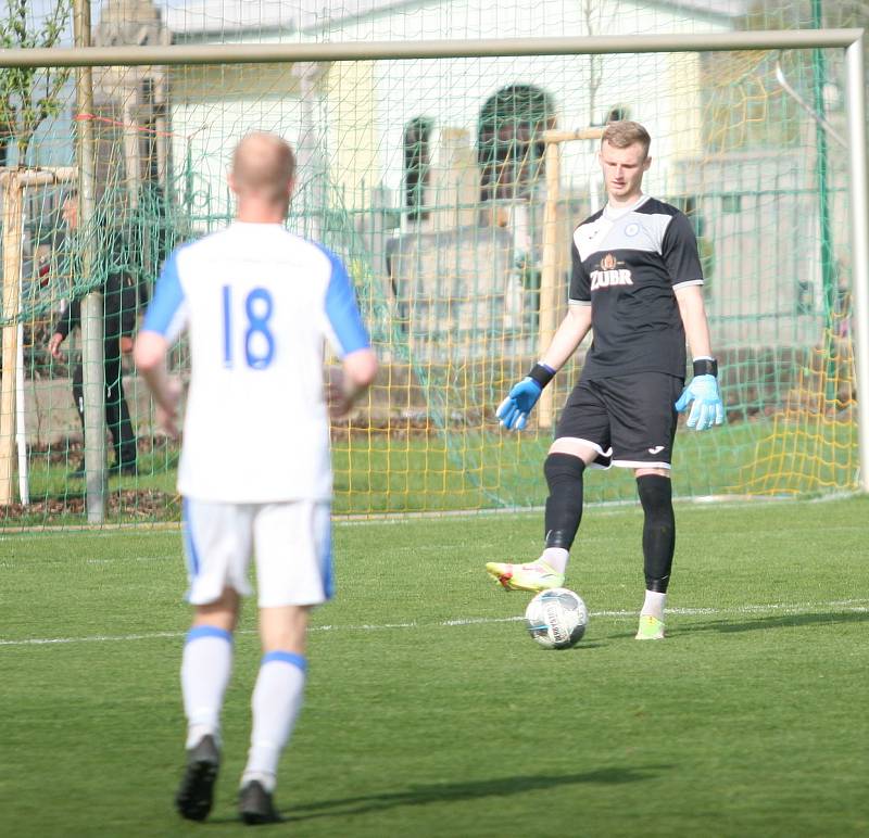 Divizní fotbalisté Skaštic (ve žlutém) v sobotním 20. kole skupiny E doma podlehli vysoko Přerovu 0:5.