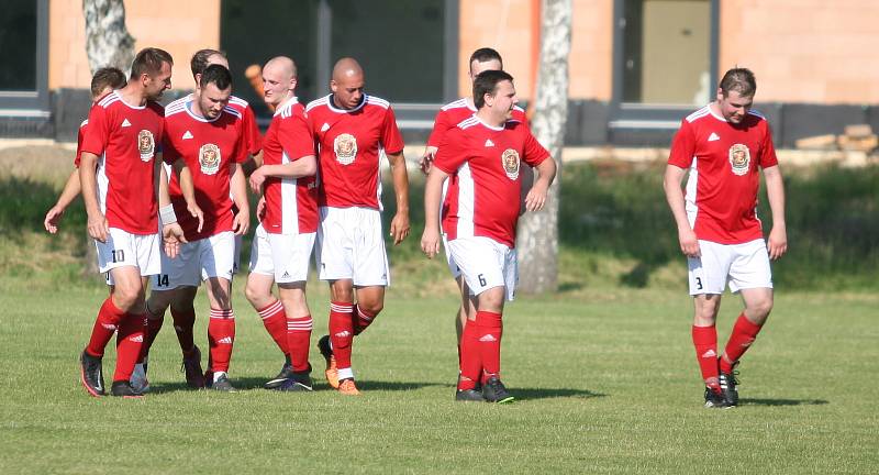 Fotbalisté Záhlinic (v červeném), druhý celek okresního přeboru OFS Kroměříž, doma ve 25. kole rozdrtil poslední Lutopecny 10:1. Již po půlhodině přitom favorit vedl o pět gólů.