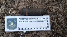 Při procházce lesem našel ve Vážanech muž dělostřelecký granát