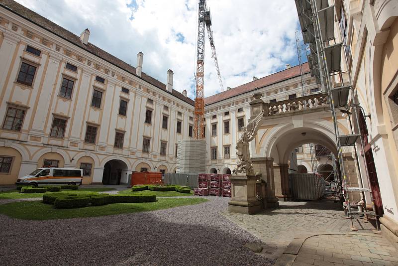 Arcibiskupský zámek v Kroměříži - květem 2021