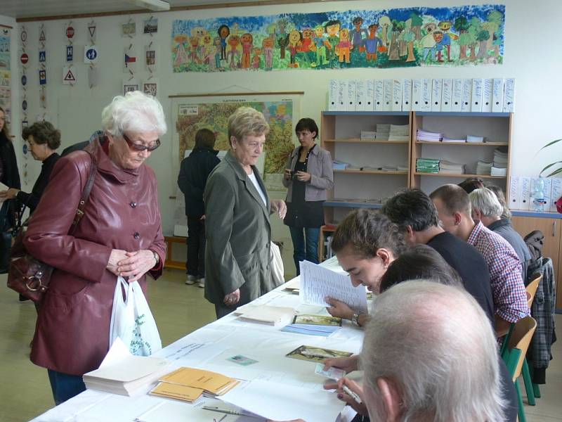 Také na Kroměřížsku začalo v pátek 25.10. hlasování v rámci předčasných voleb do Poslanecké sněmovny. Takto vypadala situace ve volební místnosti číslo 13 za základní škole Zachar v Kroměříži.