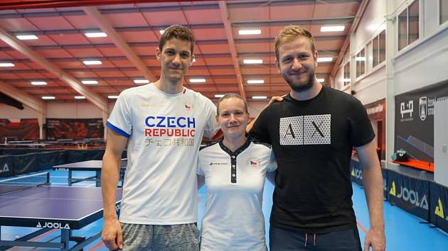 Stolní tenistka Hana Matelová jede na olympiádu společně s Pavlem Širučkem (vpravo) a Lubomírem Jančaříkem.