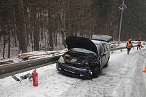 Nehoda dvou osobních aut mezi Chvalčovem a Tesákem zaměstnala na první svátek vánoční profesionální hasiče z Bystřice pod Hostýnem