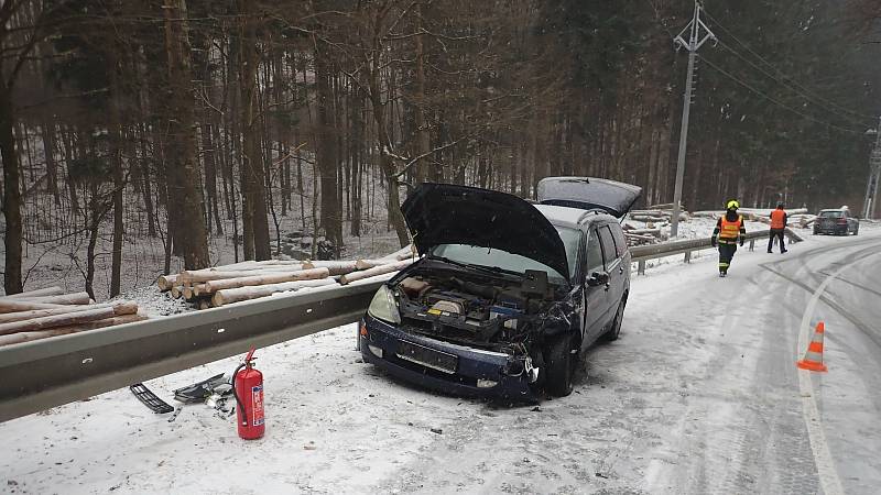 Nehoda dvou osobních aut mezi Chvalčovem a Tesákem zaměstnala na první svátek vánoční profesionální hasiče z Bystřice pod Hostýnem