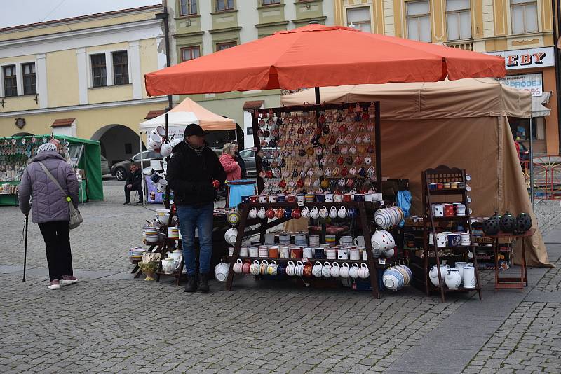 Adventní jarmark na Velkém náměstí v Kroměříži v pátek 25. listopadu 2022.