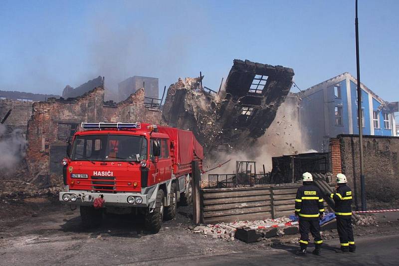 Záchranáři z Hlučína nasadili těžkou techniku. Hasiči obepnuli těžkými řetězy torzo jedné z poškozených budov a silná Tatra 815 strhla jednu z velkých zdí.