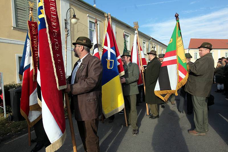 10. svatohubertský den v Holešově.Průvod myslivců , sokolníků a psovodů. Svatohubertská jízda.