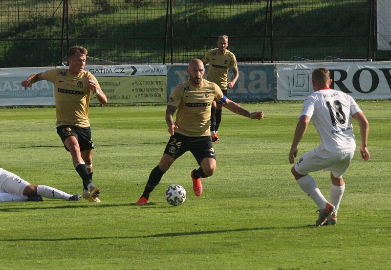 Fotbalisté Kroměříže (červenobílé dresy) se ve 2. kole MOL Cupu utkali s druholigovou Zbrojovkou Brno.