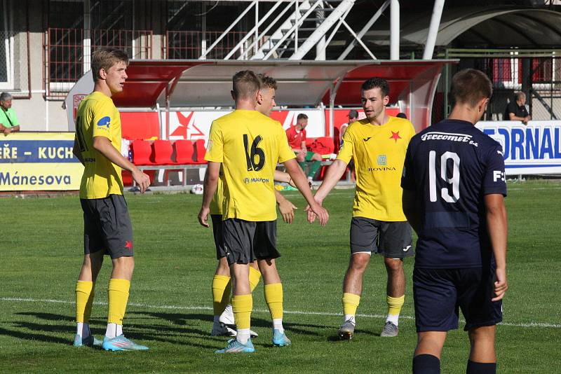 Fotbalisté Kroměříže (žluté dresy) ve středečním přípravném zápase zdolali juniorku Slovácka 3:1.