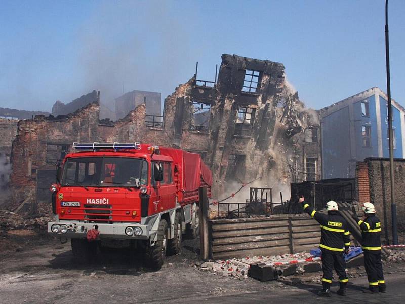 Záchranáři z Hlučína nasadili těžkou techniku. Hasiči obepnuli těžkými řetězy torzo jedné z poškozených budov a silná Tatra 815 strhla jednu z velkých zdí.