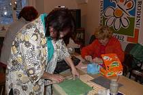 V centru pro rodinu nabízí mnoho činností nejen pro děti a mládež, ale také pro dospělé, příkladem může být kroužek keramiky.