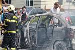U plameny zasaženého osobního auta zasahovali v úterý odpoledne v ulici Tovačovského v Kroměříži hasiči. I přes rychlý zásah hasičů zbylo z auta pouhé torzo.