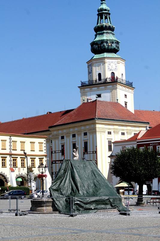 Kašnu na Velkém náměstí během prázdnin opraví.