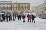 Adventní jarmark v Kroměříži v pátek poznamenalo nepříznivé počasí. Silný déšť se postupně změnil ve sníh. Dát si nejspíš poslední punč vyrazilo na Velké náměstí jen několik lidí.