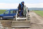 Nohu z plynu musí řidiči sundat před Sobělicemi, místní částí Ratají. Kvůli výstavbě autobusových zastávek tam totiž bude až do konce června zúžená vozovka.