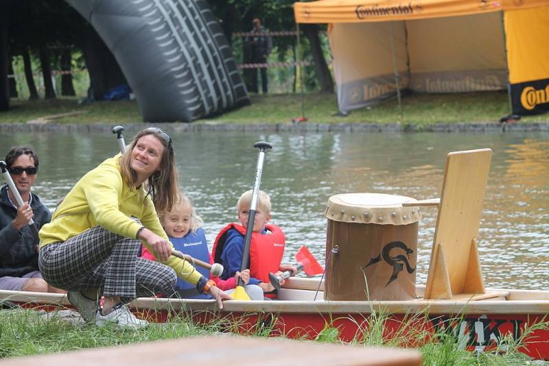 V areálu Holešovského zámku se o víkendu odehrál už čtvrtý ročník Holešovské regaty. Letos poprvé jakou dvoudenní festival. Kromě hudebních hvězd, nechyběla ani netradiční plavidla, přejezd vodní lávky na kole a spousta atrakcí pro děti.