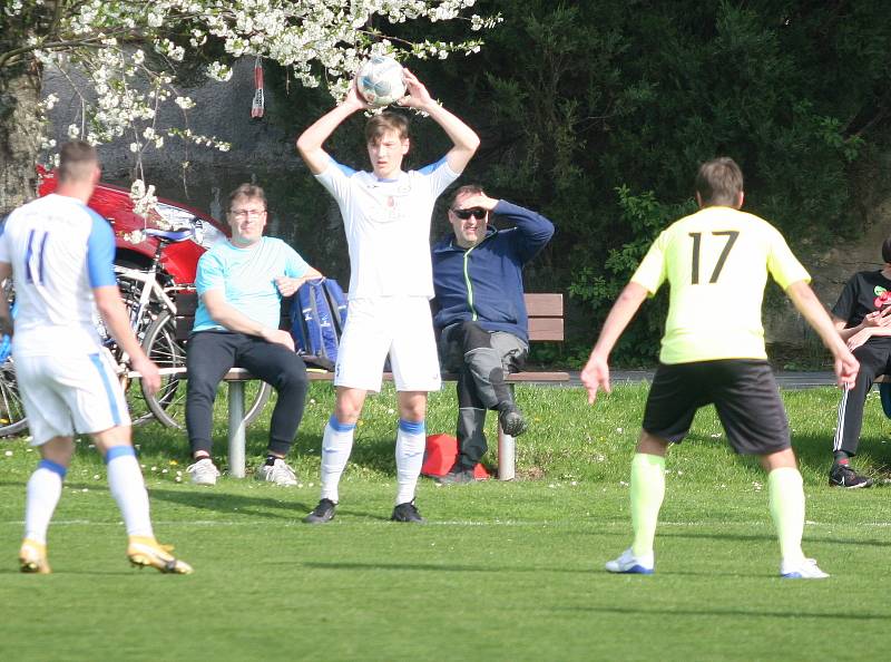 Divizní fotbalisté Skaštic (ve žlutém) v sobotním 20. kole skupiny E doma podlehli vysoko Přerovu 0:5.