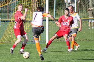 Fotbalisté Kvasic (v červeném) potvrdili ve 20. kole krajského přeboru roli favorita a doma přestříleli Nevšovou 6:0.