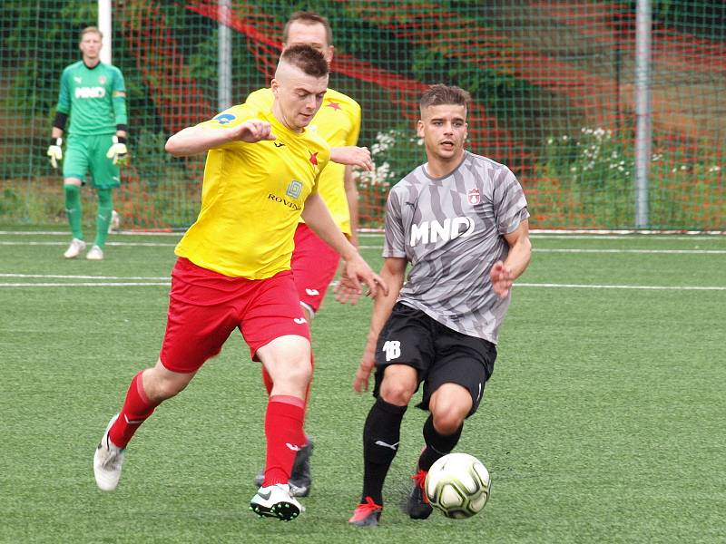 Fotbalisté Kroměříže (ve žlutých dresech) v pátečním přípravném zápase prohráli v Hodoníně 1:3.