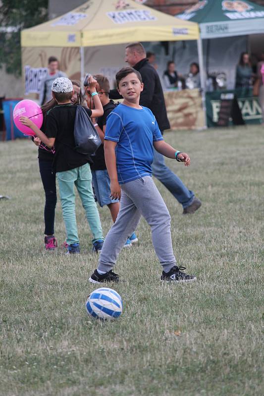 Sobotní odpoledne patřilo v Kroměříži hudbě. Na Pionýrské louce se konal Kromfest, festival pro celou rodinu. I přes občasný déšť se na kapely přišly podívat stovky lidí.