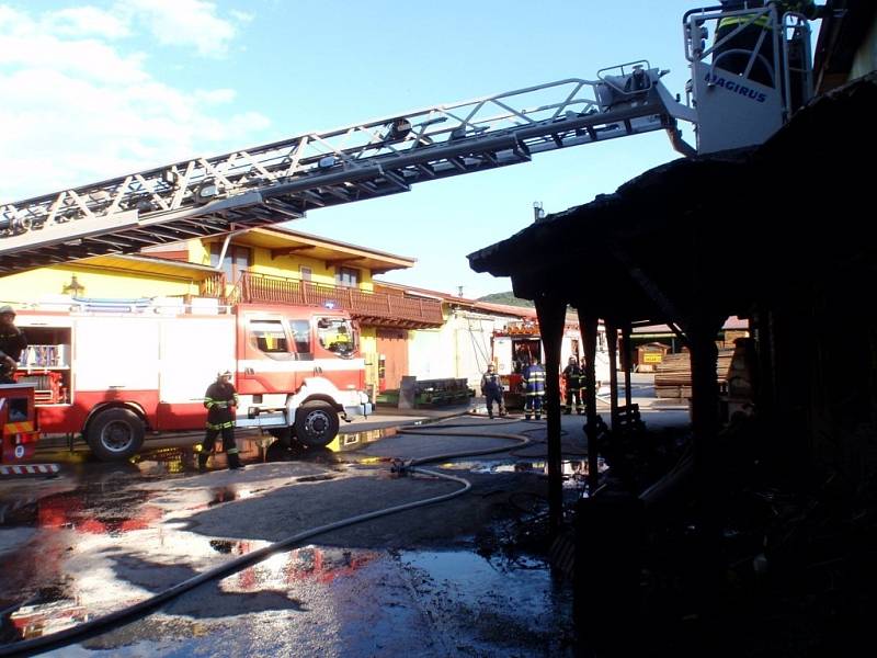 V Koryčanech hořel dřevopodnik, hasiči tam zachránili majetek za 10 milionů