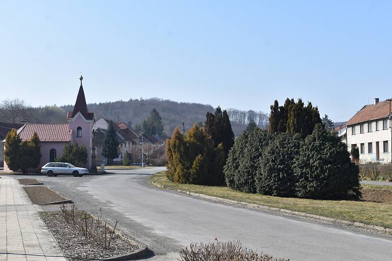 Pačlavice se nachází asi 17 kilometrů jihozápadně od Kroměříže, na samé hranici Zlínského kraje. Pod Pačlavice spadají také Pornice a Lhota.