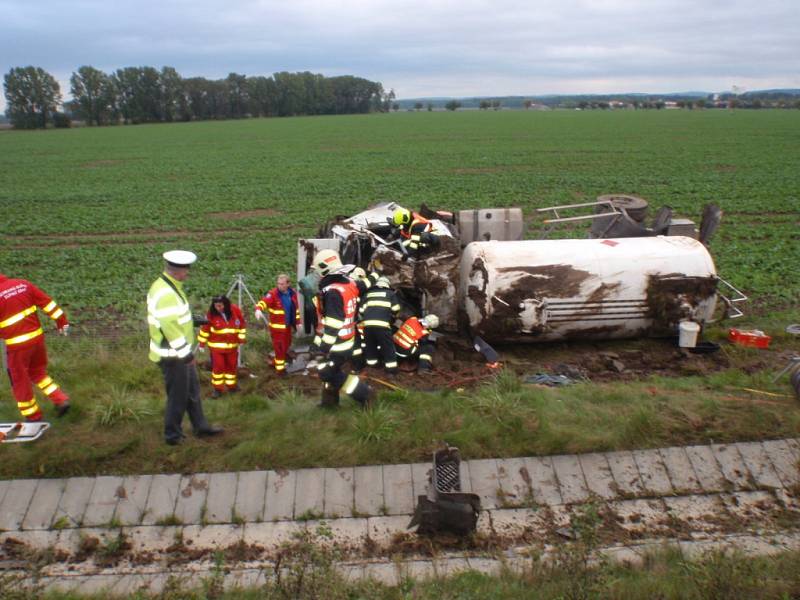 Na dálnici D1 nedaleko Kroměříže havarovala v úterý 23.9. brzy ráno menší cisterna s etanolem: vyprostit řidiče museli hasiči, s vozem pak přijely pomoci jeřáby.