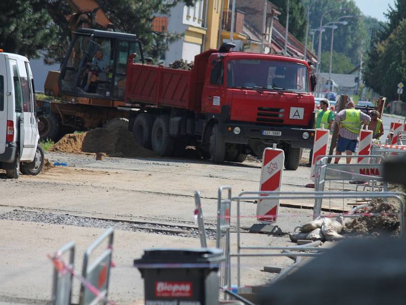 Řidiči musí počítat s tím, že až do 15. září neprojedou Nádražní ulicí v Kroměříži, opravují tu totiž chodníky.