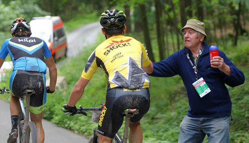 Cyklisté na bikemaratonu Drásal zdolávali valašské kopce i lesy, občas museli řešit i defekt. Dopravu řídili dobrovolníci i policie. V cíli se už cyklisté usmívali.