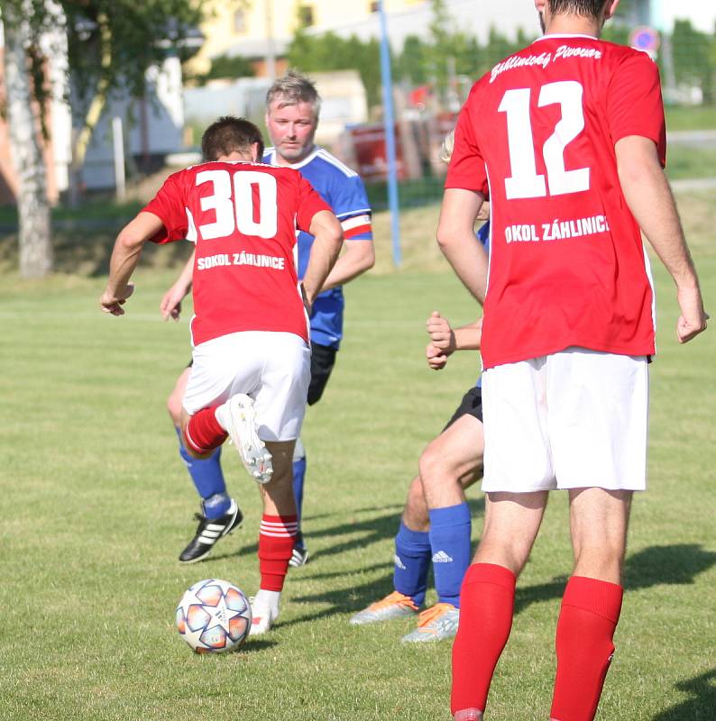 Fotbalisté Záhlinic (v červeném), druhý celek okresního přeboru OFS Kroměříž, doma ve 25. kole rozdrtil poslední Lutopecny 10:1. Již po půlhodině přitom favorit vedl o pět gólů.