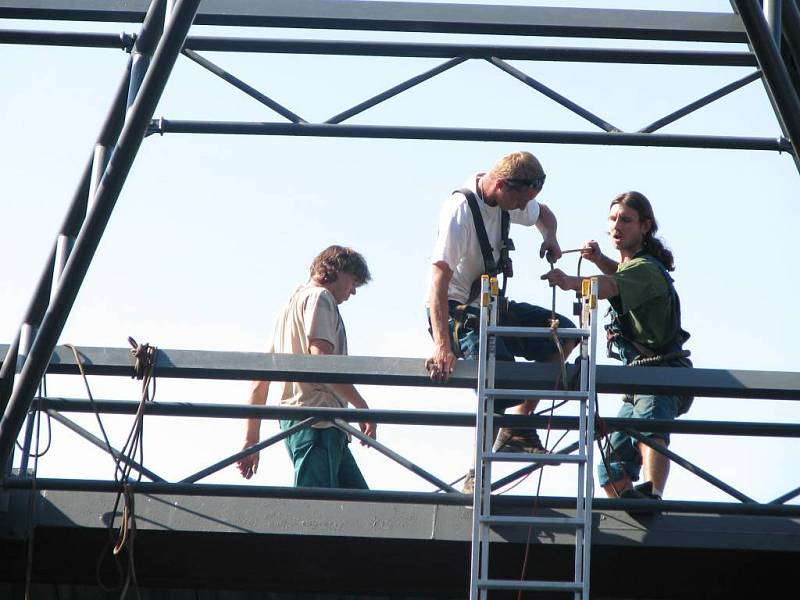 Dělníci montují v těchto dnech novou střechu na zimní stadion v Kroměříži.