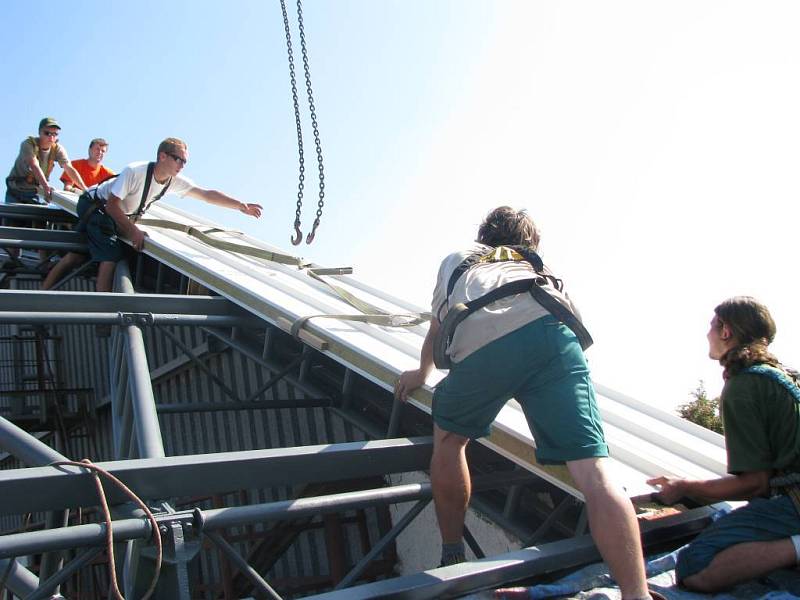 Dělníci montují v těchto dnech novou střechu na zimní stadion v Kroměříži.