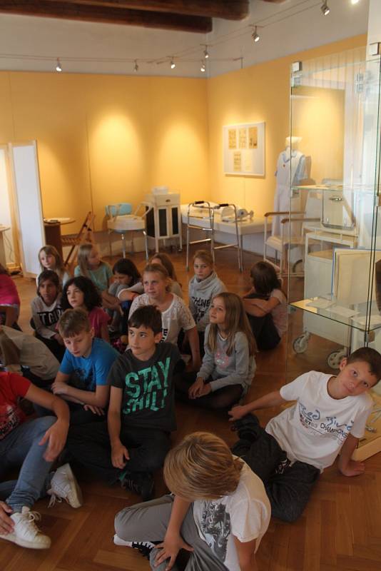 Muzeum Kroměřížska nabízí ne jen dětem pohled na život postižených. Děti si mohou vyzkoušet, jaké to je, být nevidomým, hluchým či pohybovat se na vozíčku.
