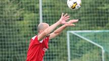 Fotbalisté Zborovic B (v červeném) ovládli 1. kolo III. třídy OFS Kroměříž v Bezměrově, kde porazili domácí 4:0.