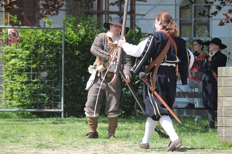 První ročník historického festivalu Holleschau přilákal stovky lidí z celého kraje, mohli tak shlédnout bitvu při ochraně města před polskými vojsky za třicetileté války.